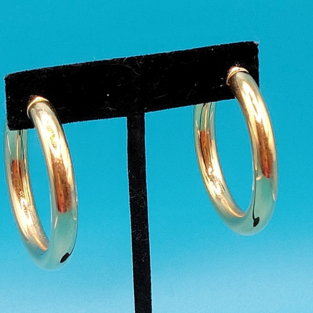 Vintage Estate Sale Find. Gold Hoops. Perfect Condition. No Tarnish.